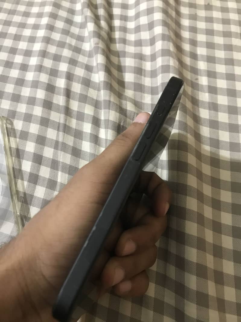 Apple iPhone 16e 2