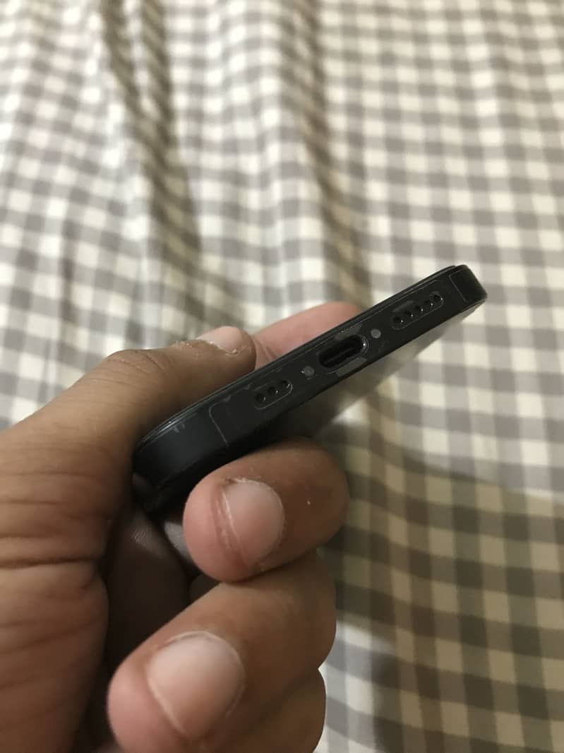 Apple iPhone 16e 3