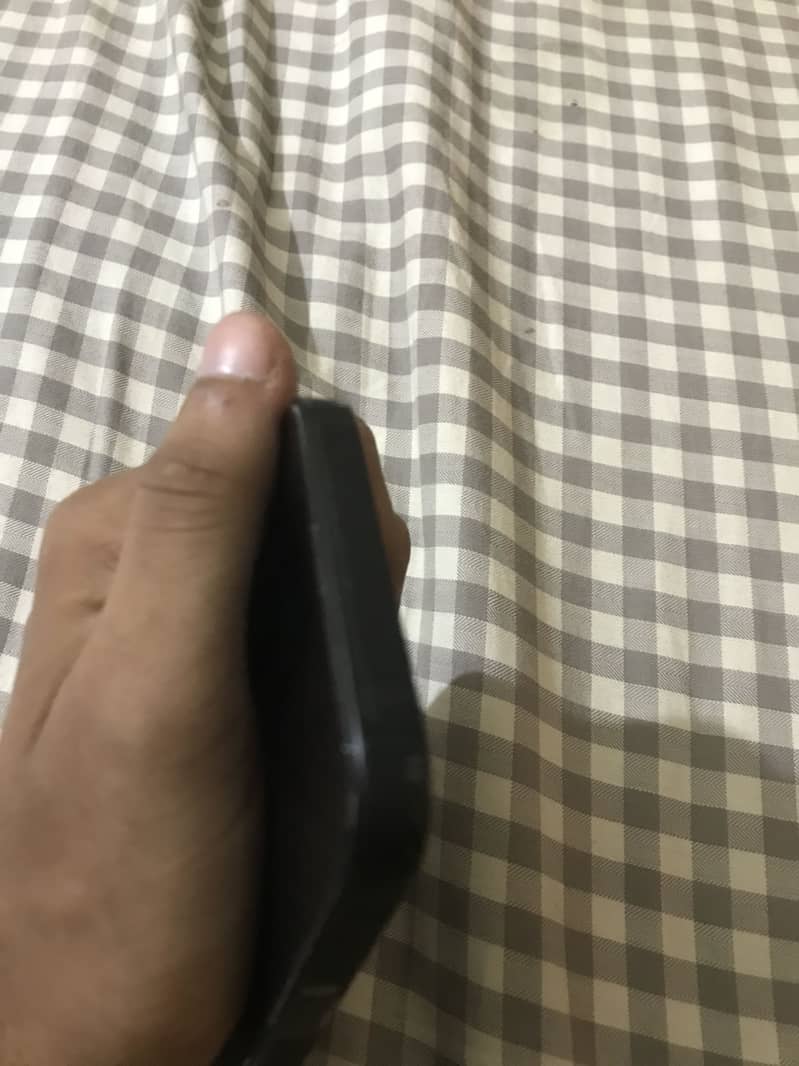 Apple iPhone 16e 4