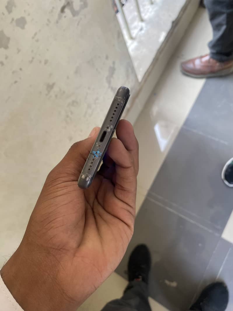 Apple iPhone 11 4