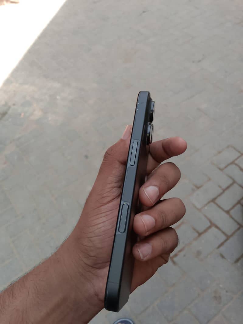 Apple iPhone 16 Pro 1