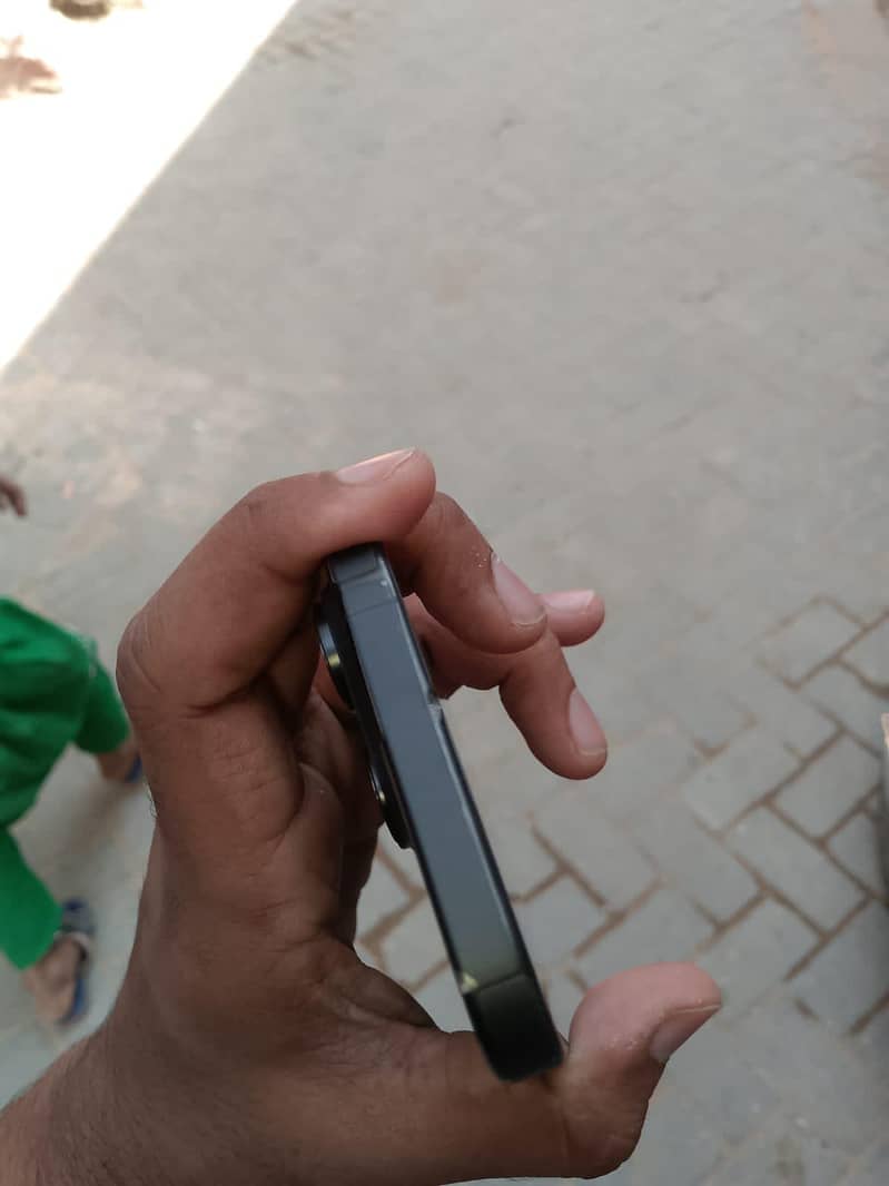 Apple iPhone 16 Pro 2