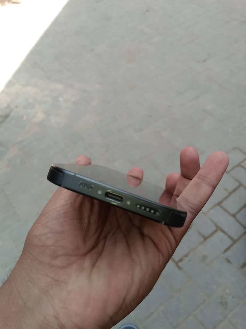Apple iPhone 16 Pro 3