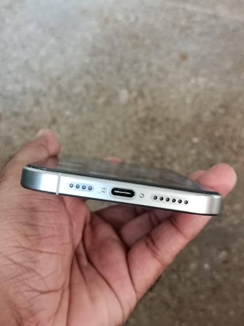 Apple iPhone 16 Pro Max 2