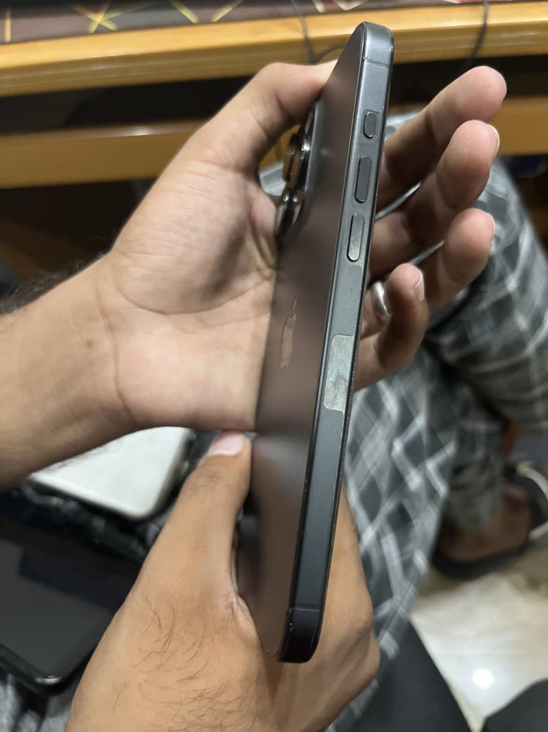 Apple iPhone 15 Pro Max 4