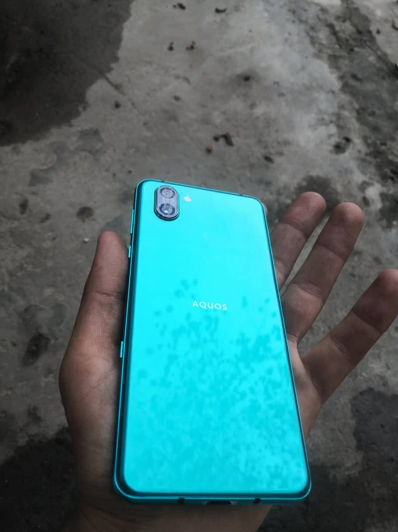 AQUOS SHARP R3 1