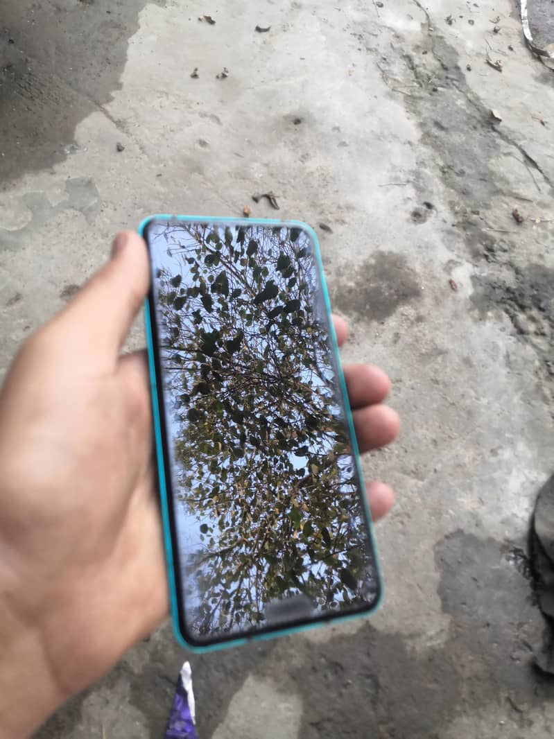 AQUOS SHARP R3 2
