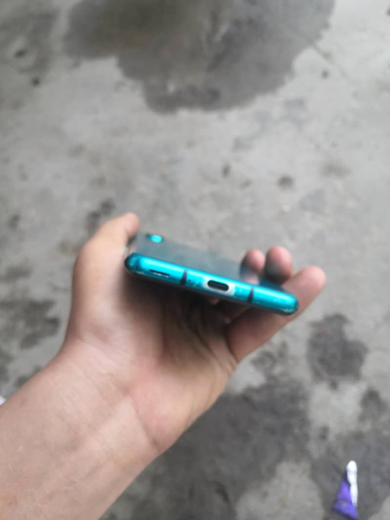 AQUOS SHARP R3 3