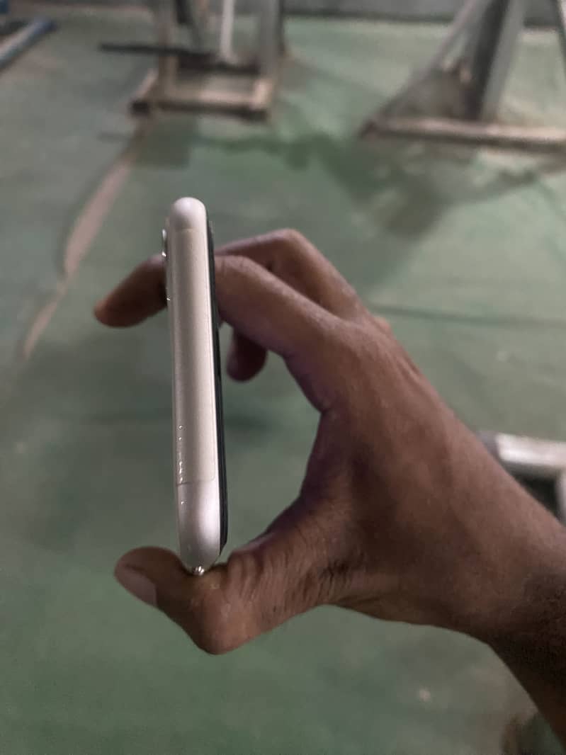 Apple iPhone 11 3