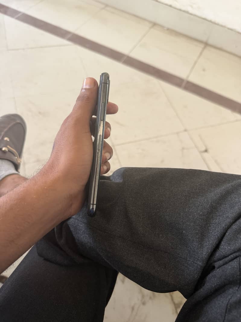 Apple iPhone X 4