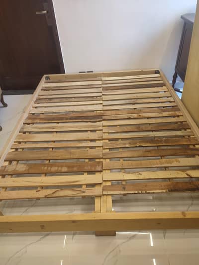 QUEEN SIZE SOLID WOODEN BED