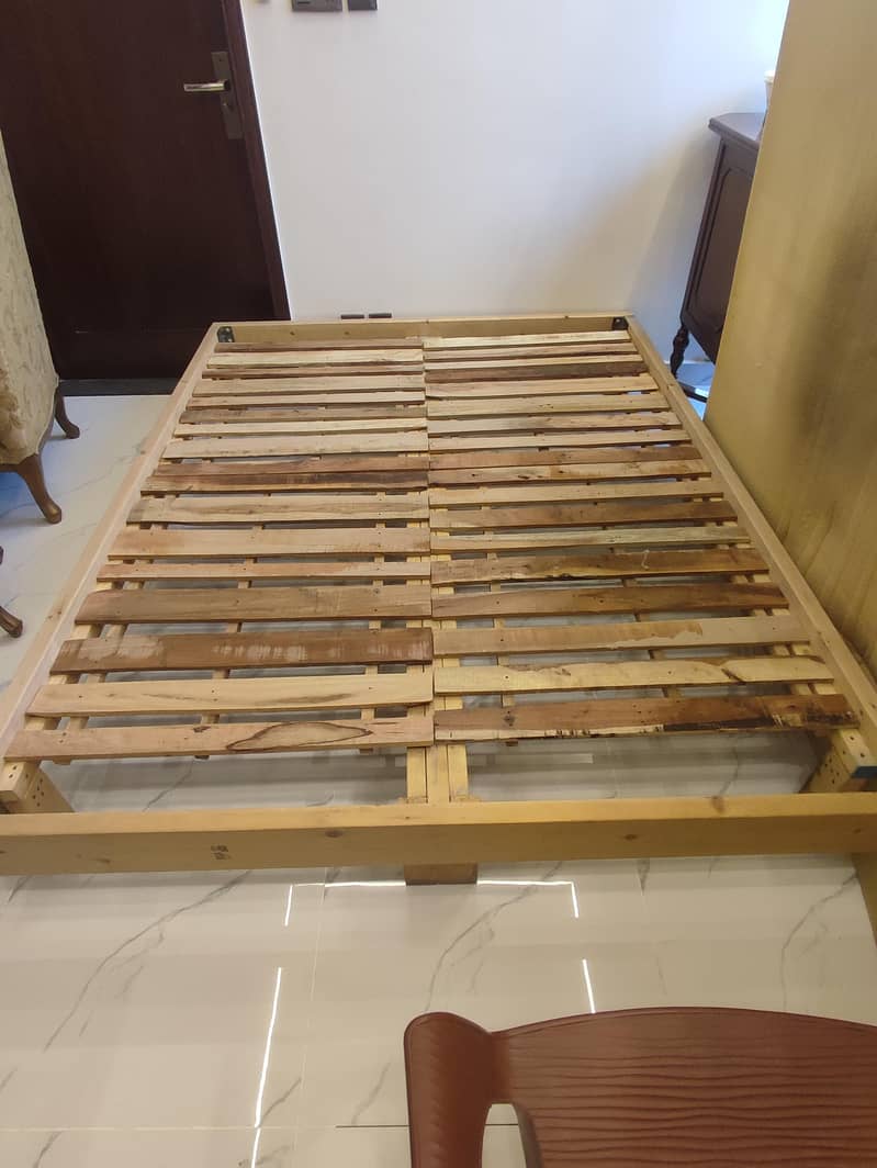 QUEEN SIZE SOLID WOODEN BED 1