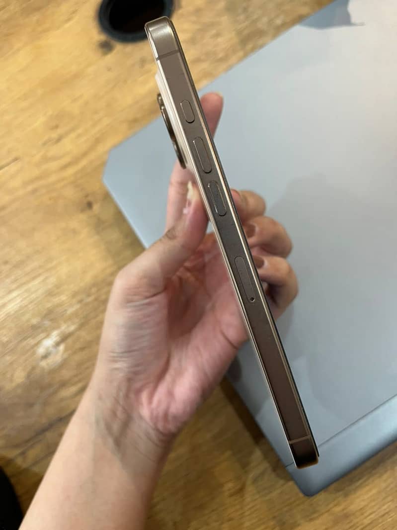 Apple iPhone 16 Pro Max 2