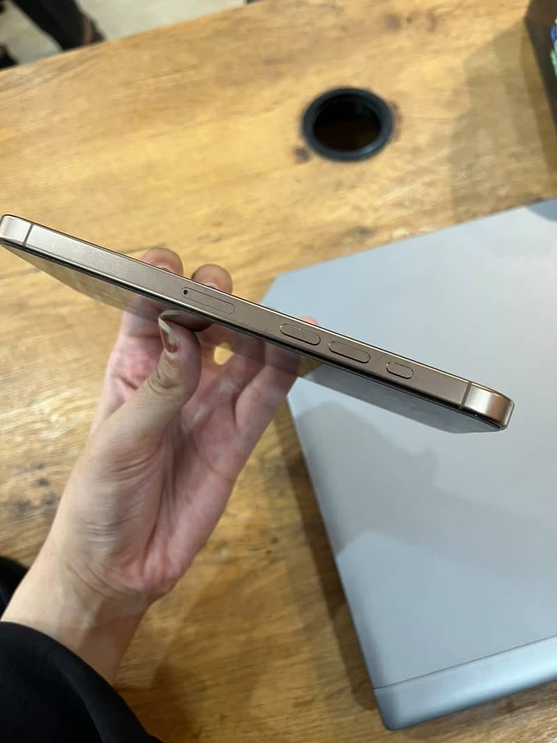 Apple iPhone 16 Pro Max 3