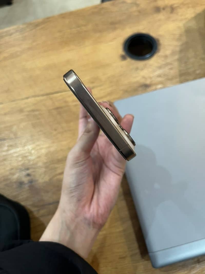 Apple iPhone 16 Pro Max 4