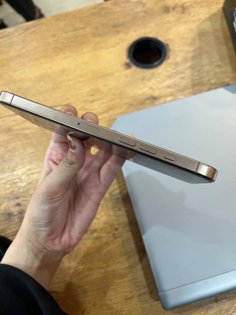 Apple iPhone 16 Pro Max 6