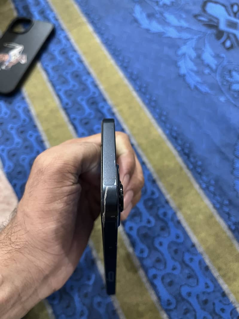 Apple iPhone 13 5