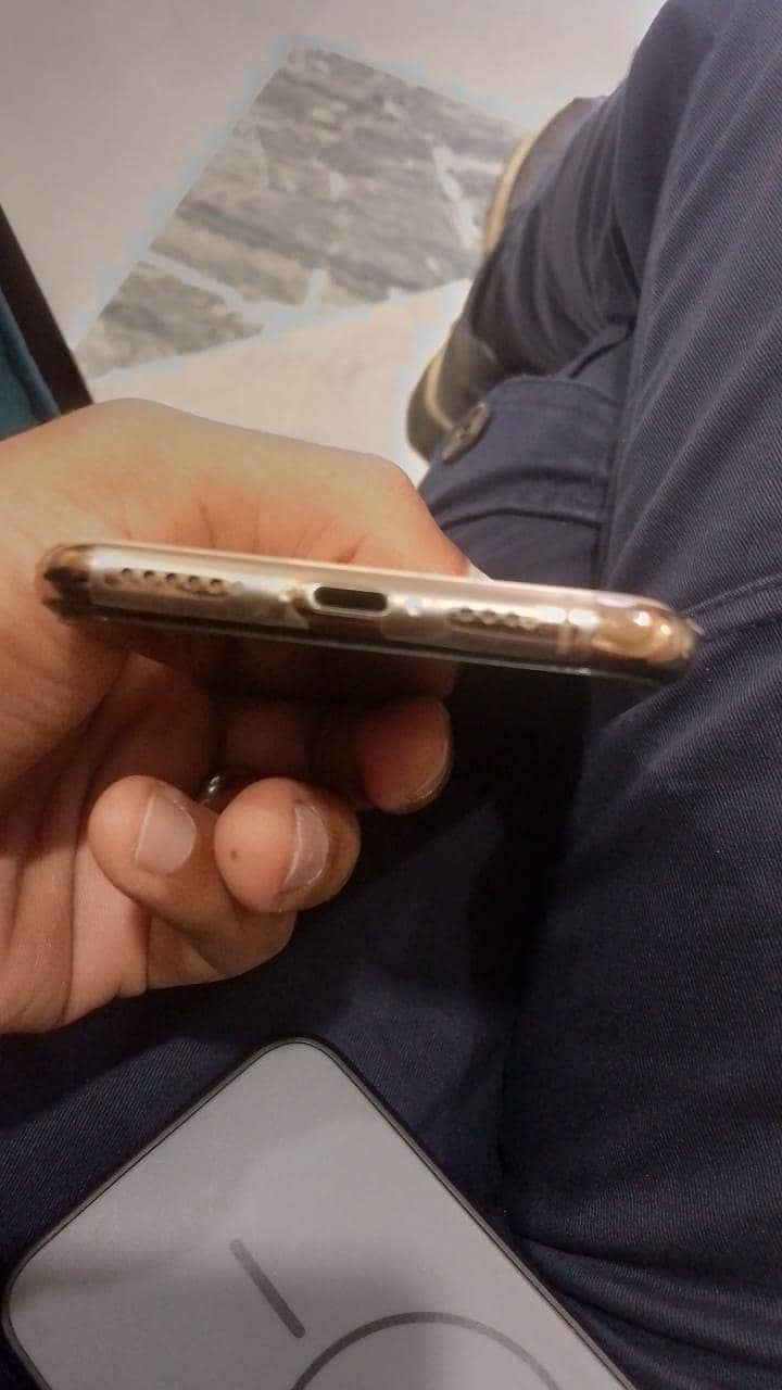 Apple iPhone XS 6