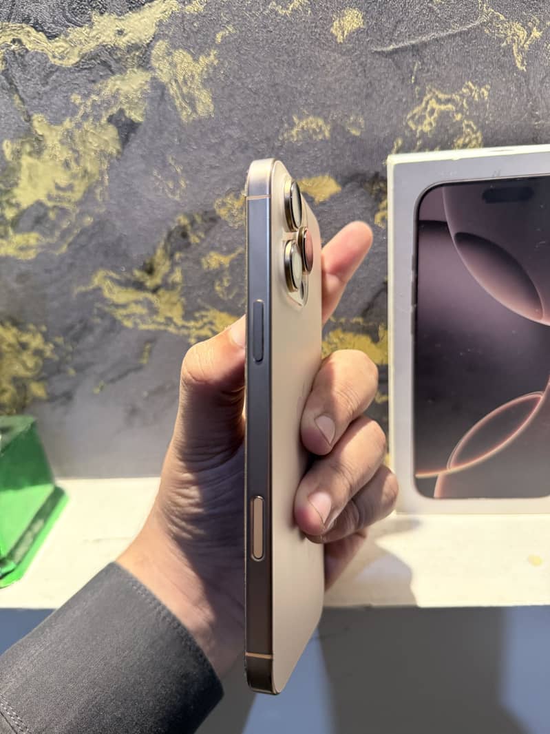 Apple iPhone 16 Pro Max 2