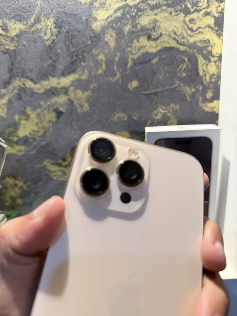 Apple iPhone 16 Pro Max 4