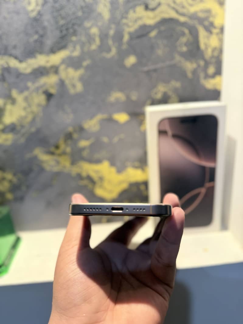 Apple iPhone 16 Pro Max 6