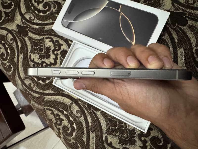 Apple iPhone 16 Pro 1