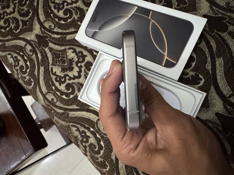 Apple iPhone 16 Pro 2
