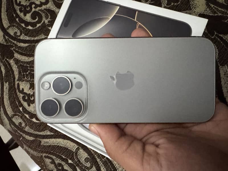 Apple iPhone 16 Pro 3