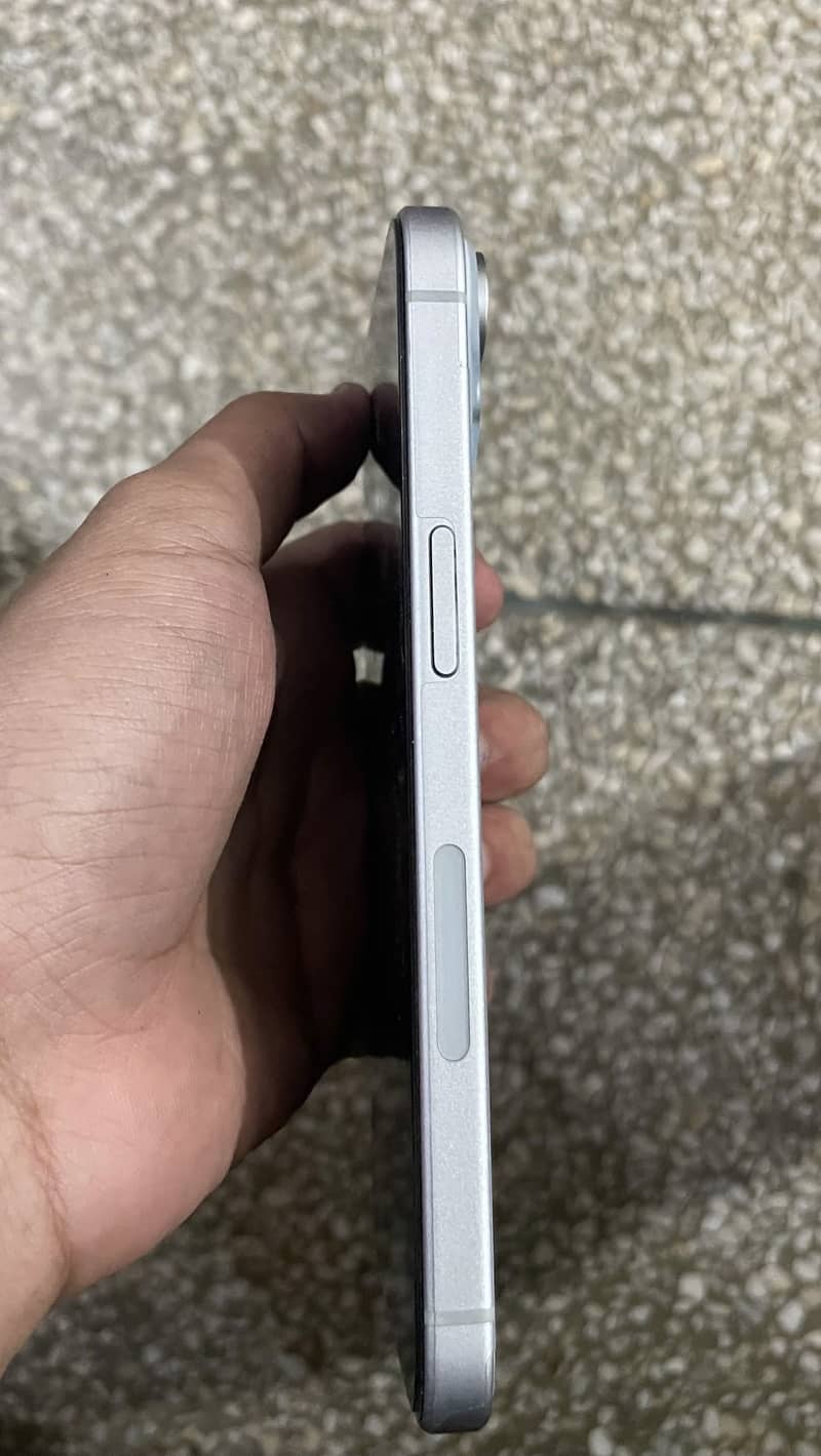Apple iPhone 15 4