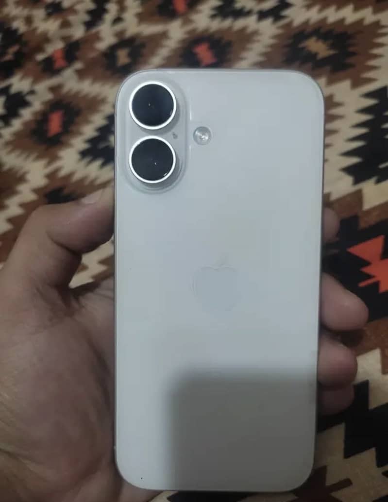 Apple iPhone 16 2