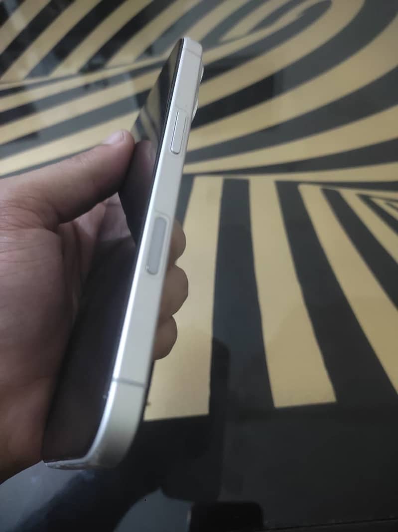 Apple iPhone 16 3