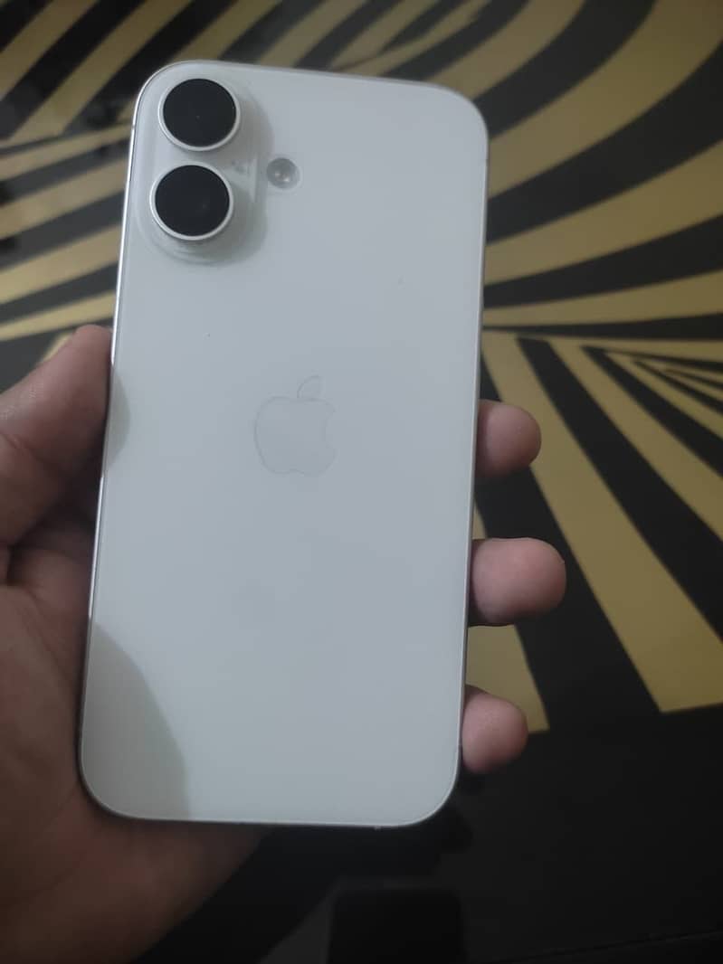 Apple iPhone 16 4