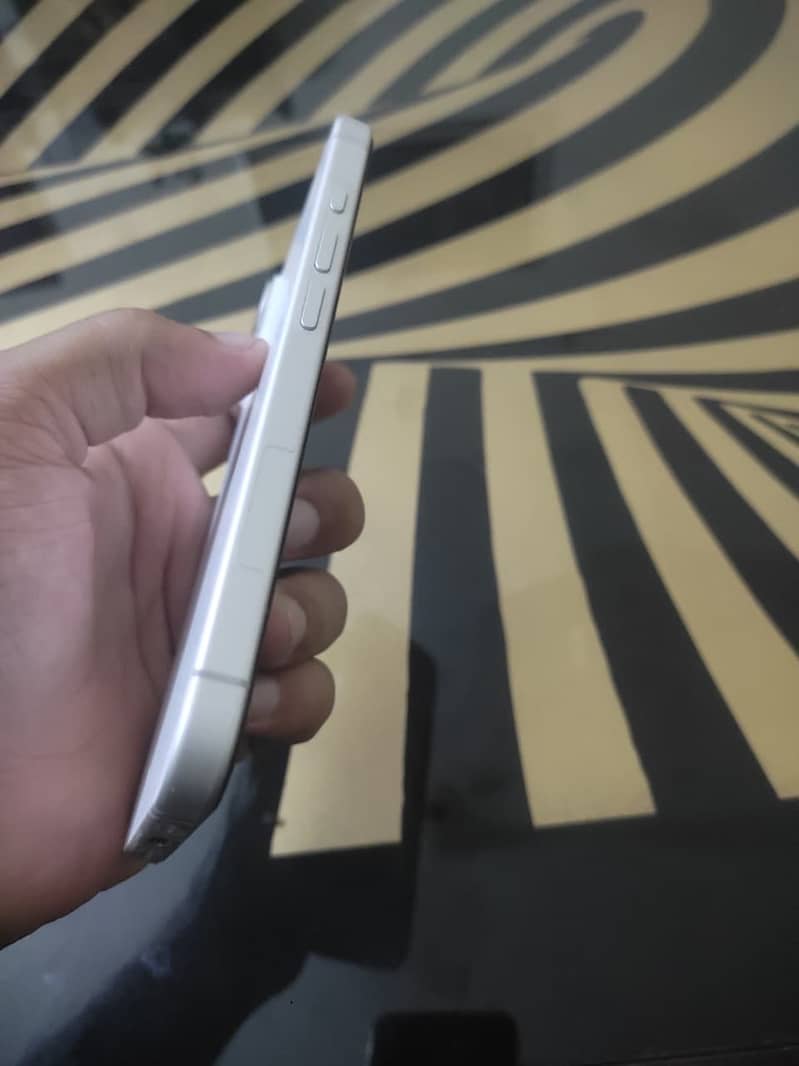 Apple iPhone 16 5