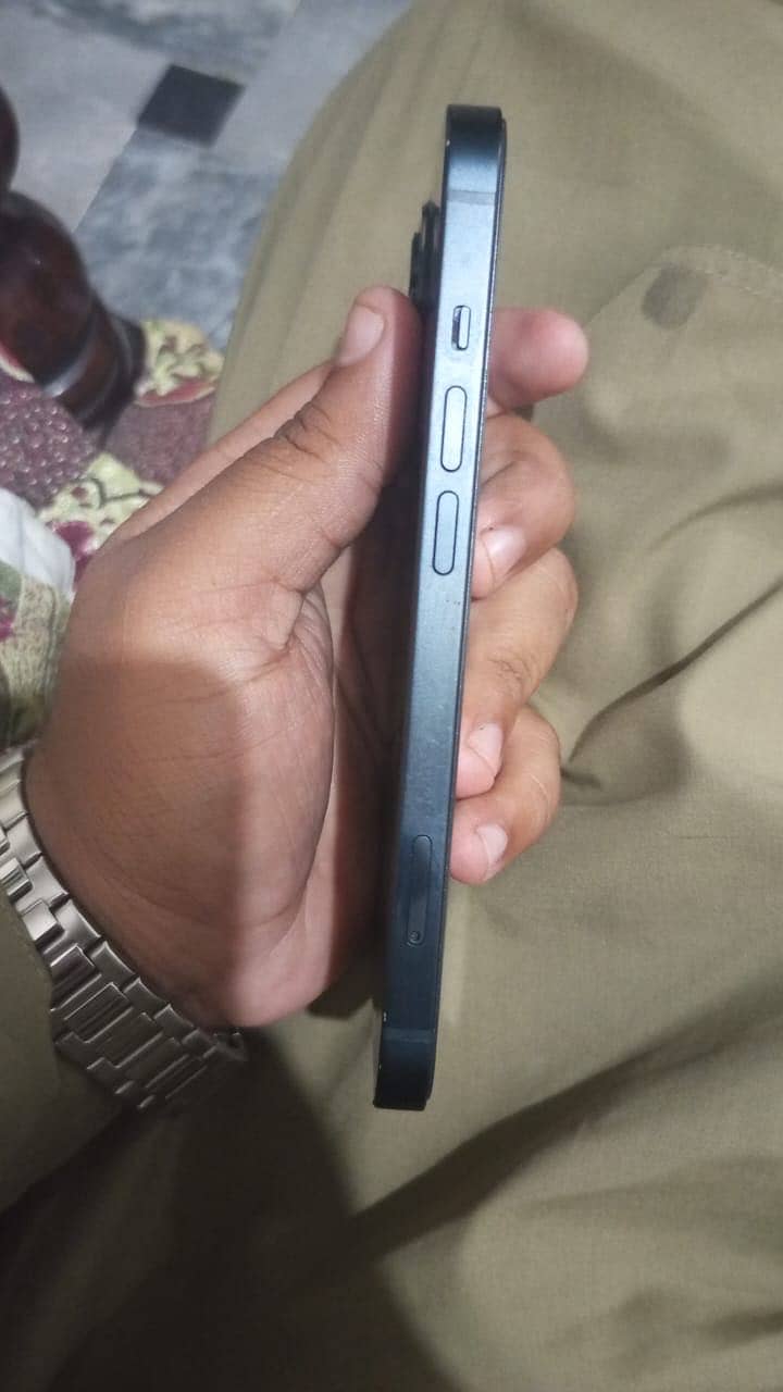Apple iPhone 13 8