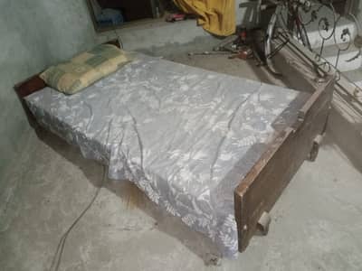Single wood bed