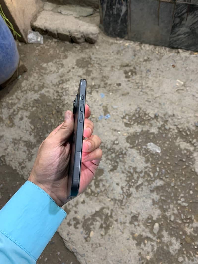 Apple iPhone 15 4