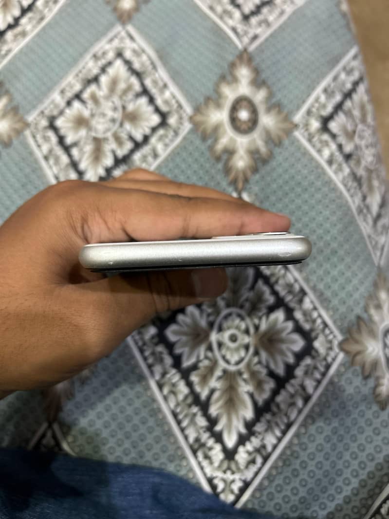 Apple iPhone 11 3