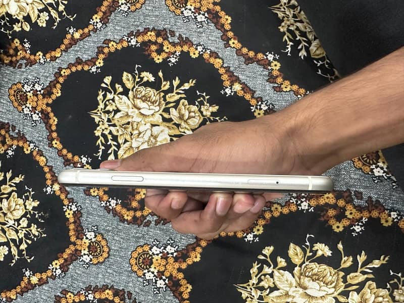 Apple iPhone 11 3