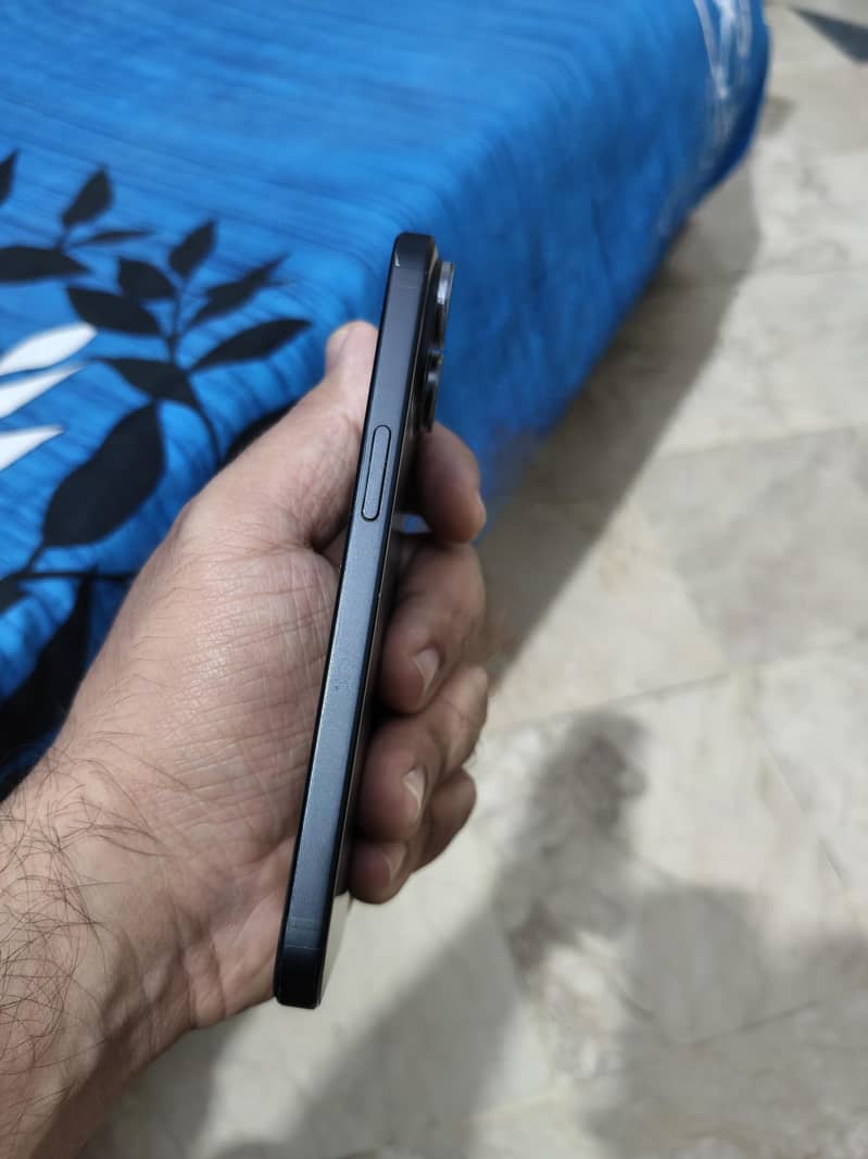 Apple iPhone 15 4