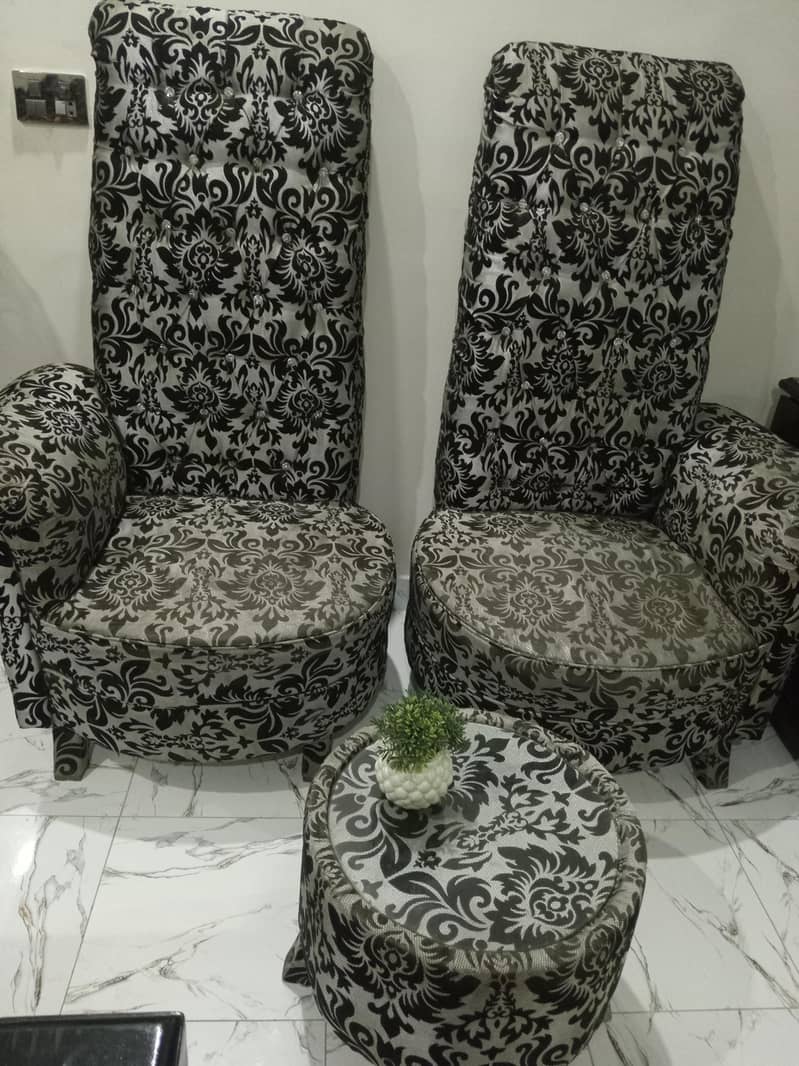 2 sofa with 1 table 0