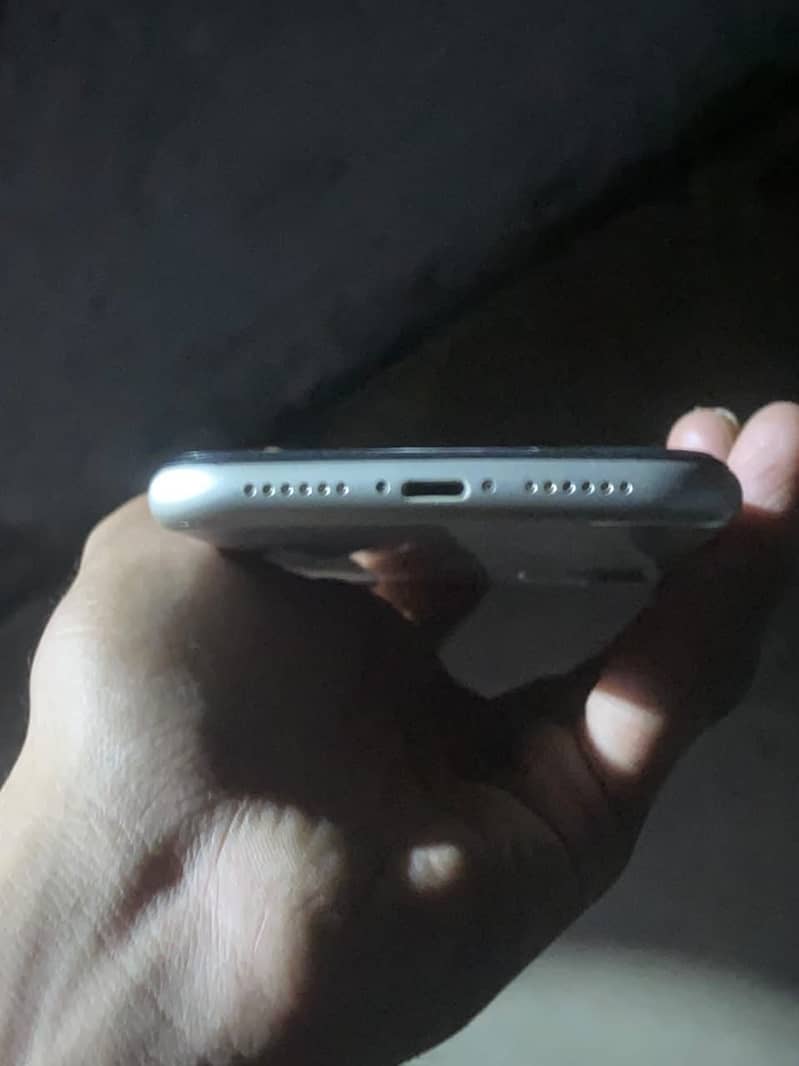 Apple iPhone 11 3