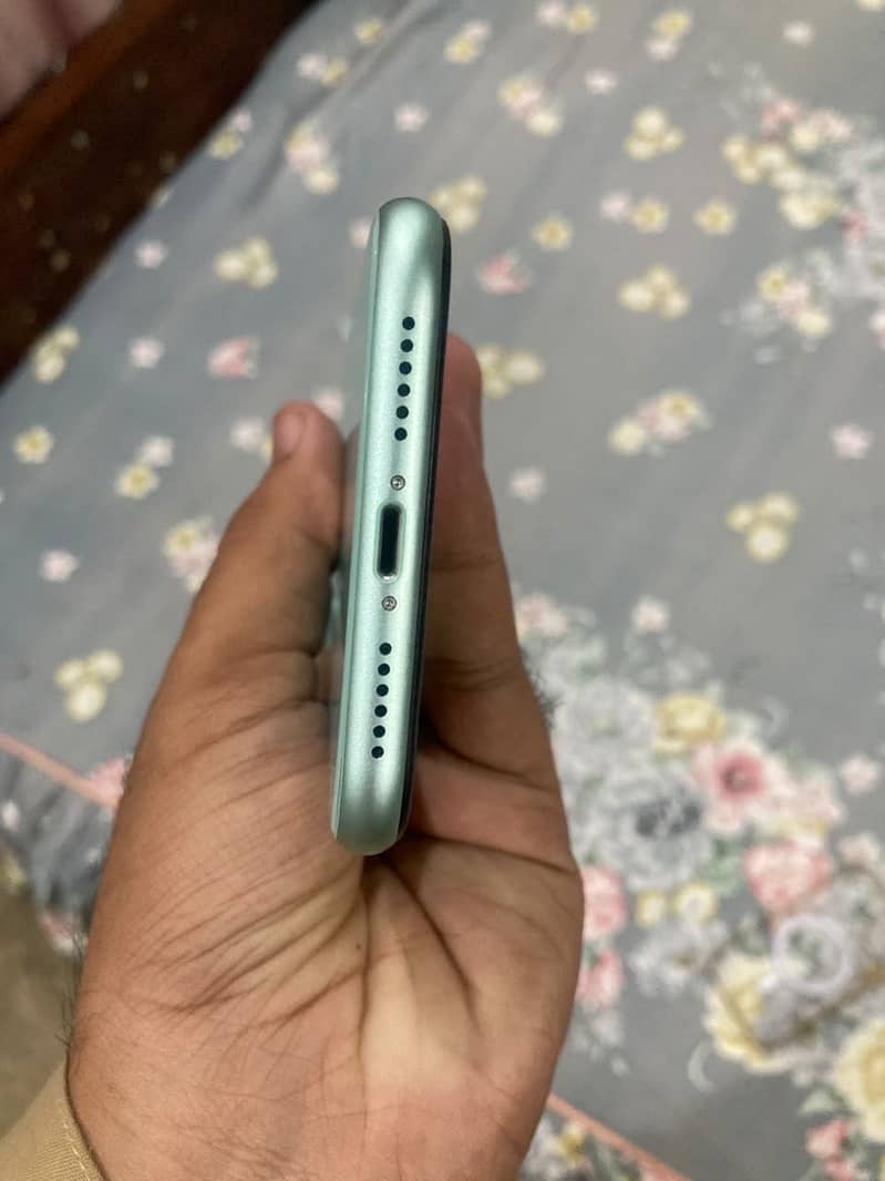 Apple iPhone 11 4