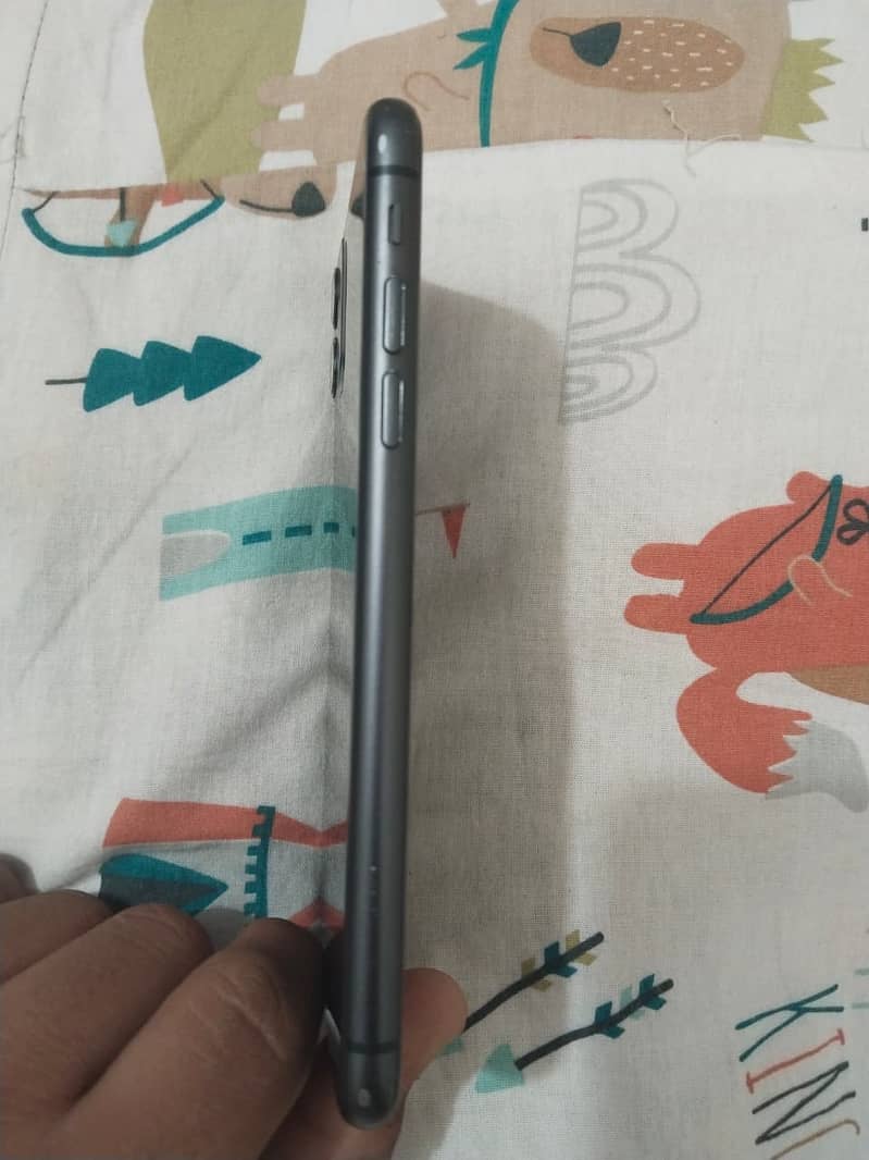 Apple iPhone 11 4