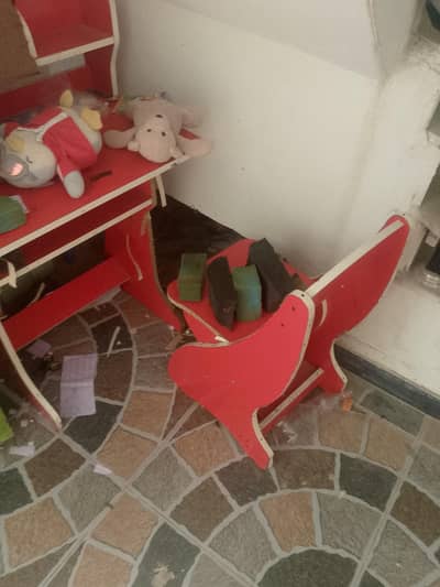 Kids table and chair