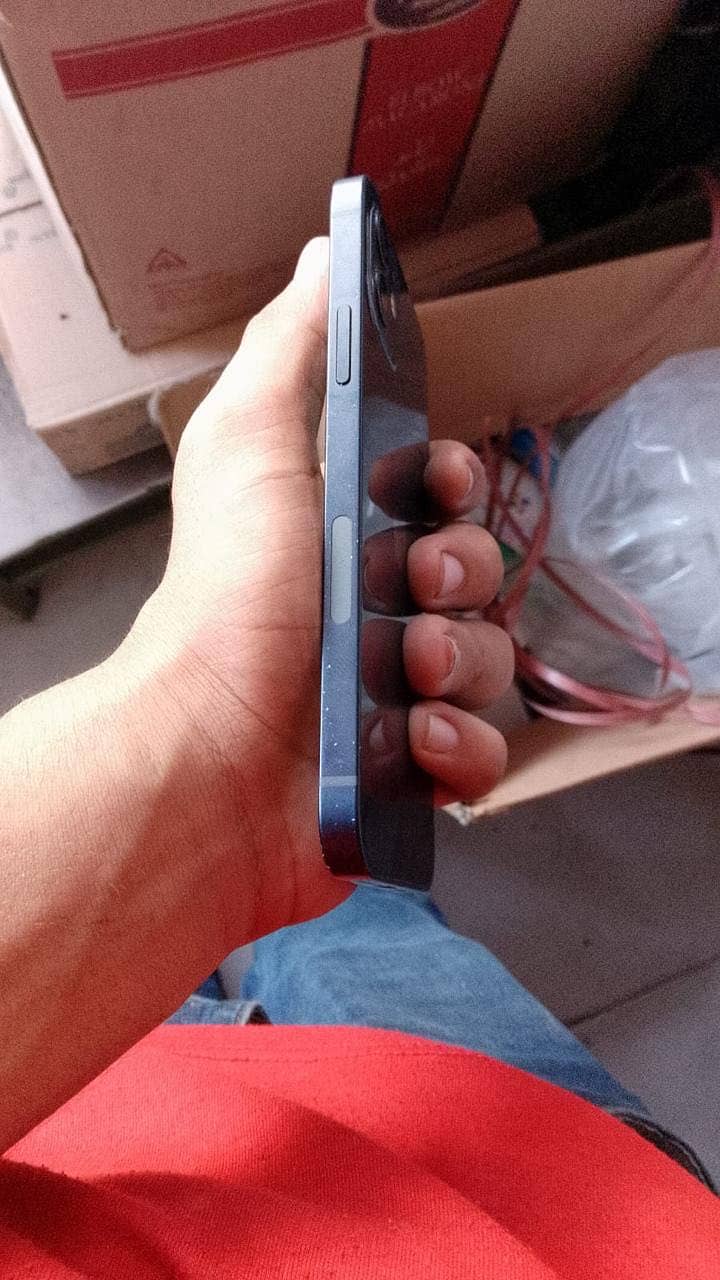 Apple iPhone 12 4