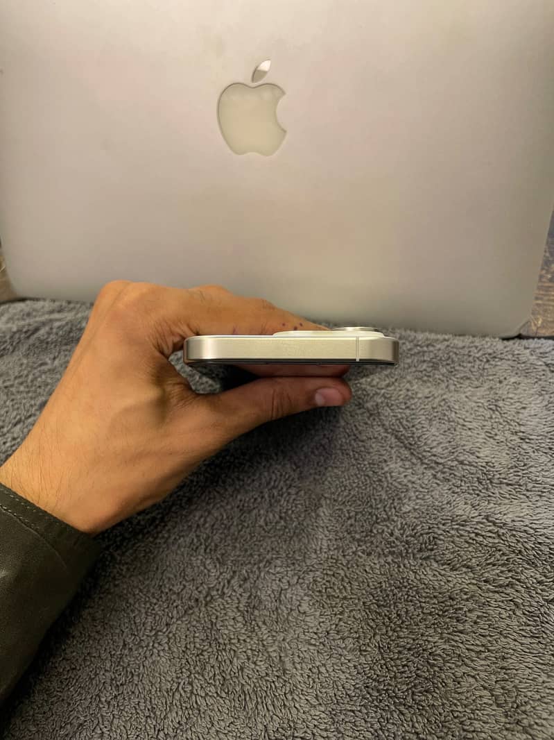 Apple iPhone 15 Pro 2
