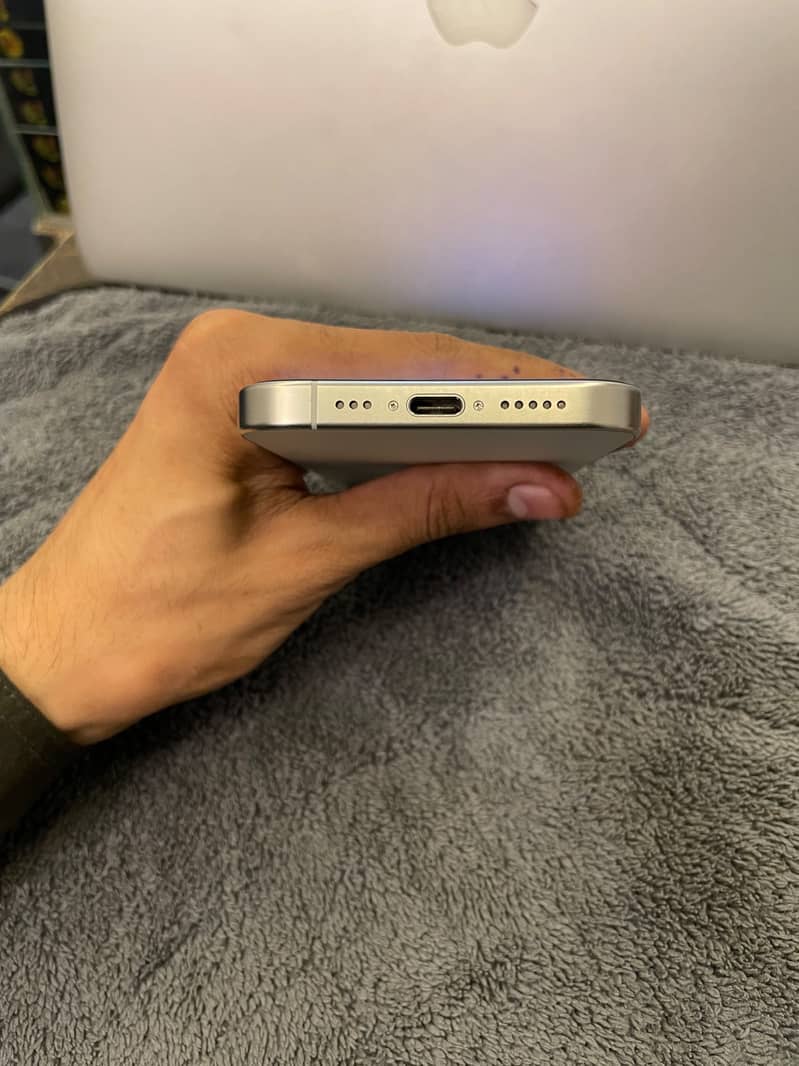 Apple iPhone 15 Pro 3