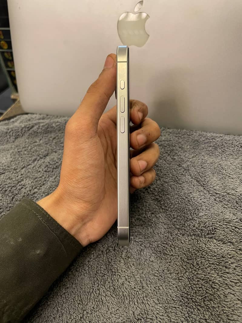 Apple iPhone 15 Pro 4