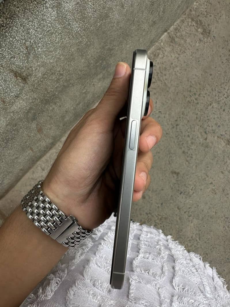 Apple iPhone 15 Pro Max 0
