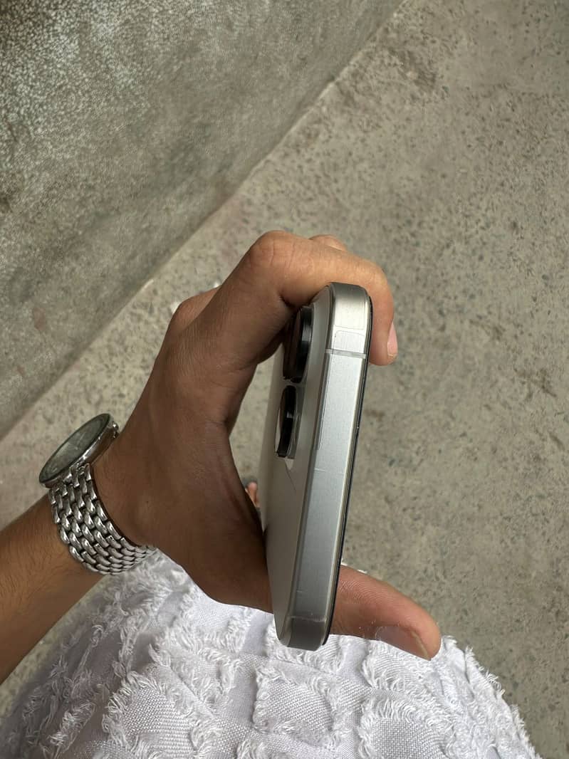 Apple iPhone 15 Pro Max 4